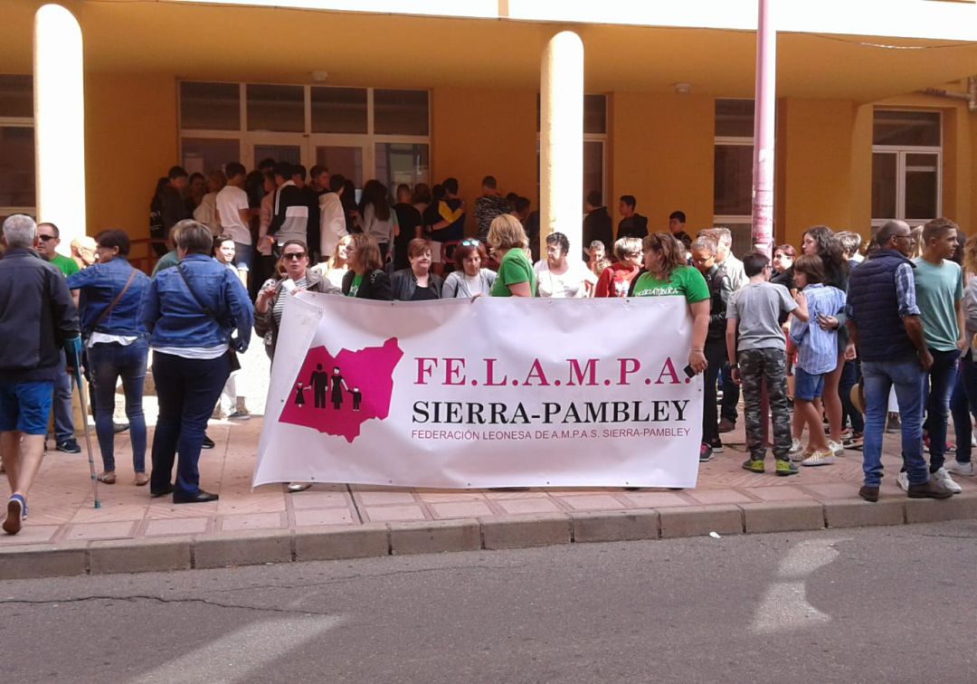 Vuelven las protestas al instituto de Valencia de Don Juan por la "caótica" gestión del centro