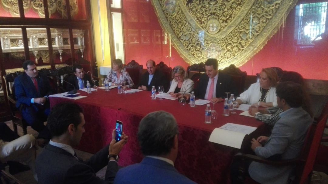 Momento de la firma del convenio entre la Hermandad de Los Estudiantes y las entidades colaboradoras con su programa de becas a universitarios sin recursos Momento de la firma del convenio entre la Hermandad de Los Estudiantes y las entidades colaboradoras con su programa de becas a universitarios sin recursos