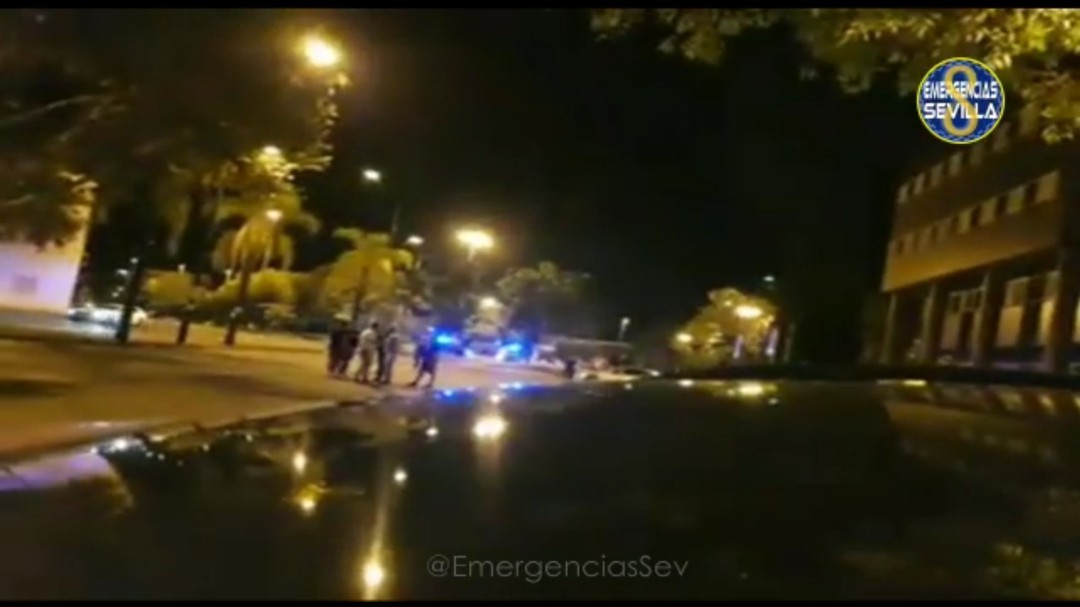 Detenido un motorista sin carné tras atropellar a dos policías locales durante una carrera ilegal en La Cartuja