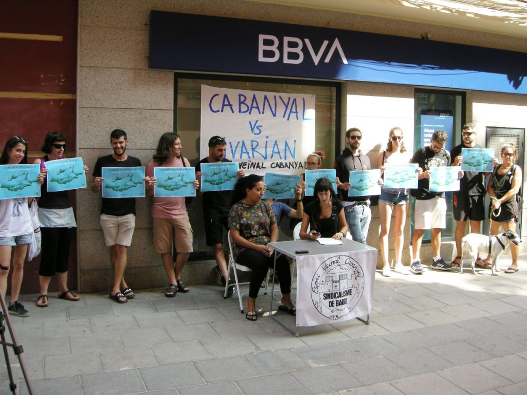 Miembros del Espai Veinal Cabanyal se han concentrado este jueves ante las puertas de una sucursal bancaria para explicar la situación de Sara Bermúdez y su familia Miembros del Espai Veinal Cabanyal se han concentrado este jueves ante las puertas de una sucursal bancaria para explicar la situación de Sara Bermúdez y su familia