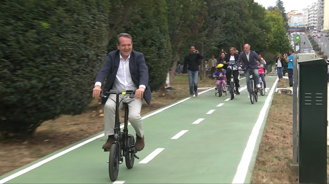 El alcalde Abel Caballero estrenando el nuevo carrril bici El alcalde Abel Caballero estrenando el nuevo carrril bici