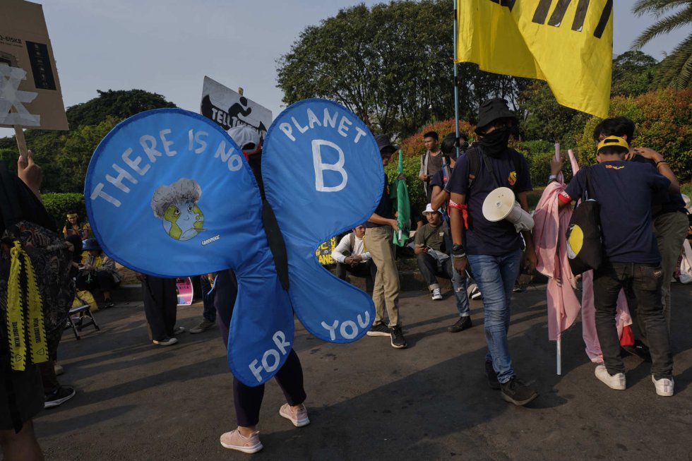 Un joven disfrazado de mariposa en Jakarta, Indonesia, con el lema "no hay un planeta B", popularizado por la el movimiento global contra el cambio climático. Un joven disfrazado de mariposa en Jakarta, Indonesia, con el lema "no hay un planeta B", popularizado por la el movimiento global contra el cambio climático.