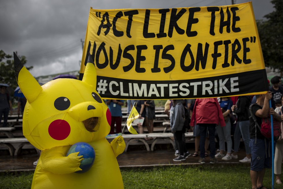 En Manila (Filipinas), los manifestantes se visten de 'Pikachu', el famoso personaje de Pokemon, para acercar la protesta a los más jóvenes. En Manila (Filipinas), los manifestantes se visten de 'Pikachu', el famoso personaje de Pokemon, para acercar la protesta a los más jóvenes.