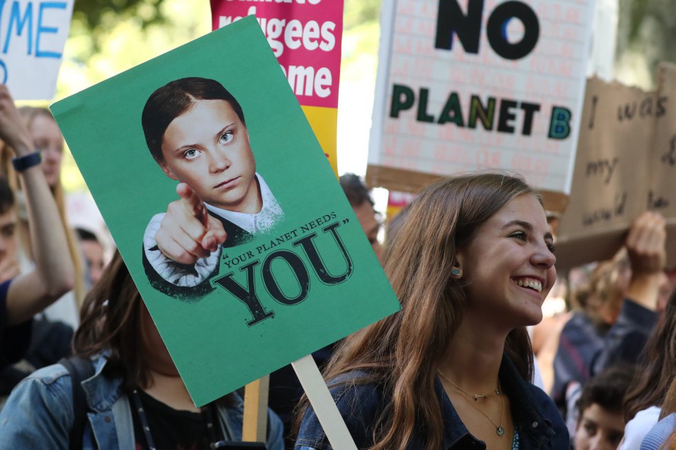 Manifestantes en Londres, Reino Unido, llevan una pancarta con la cara de la activista sueca Greta Thunberg, principal impulsora del movimiento contra el cambio climático entre los más jóvenes. Manifestantes en Londres, Reino Unido, llevan una pancarta con la cara de la activista sueca Greta Thunberg, principal impulsora del movimiento contra el cambio climático entre los más jóvenes.