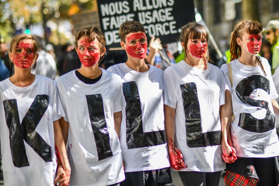 156 países, 5.000 actos y millones de personas han llenado las capitales y ciudades más importantes del mundo para declarar la emergencia climática. En la foto, unas jóvenes portan una camiseta donde se lee "mata" en referencia a la falta de acción de la política. En París, Francia. 156 países, 5.000 actos y millones de personas han llenado las capitales y ciudades más importantes del mundo para declarar la emergencia climática. En la foto, unas jóvenes portan una camiseta donde se lee "mata" en referencia a la falta de acción de la política. En París, Francia.