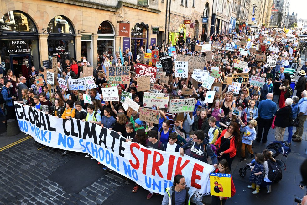 El próximo día 23 tendrá lugar la Asamblea General de la Onu, donde se debatirá sobre el futuro del clima mundialmente. En la foto miles de manifestantes inundan las calles de Edimburgo, Escocia. El próximo día 23 tendrá lugar la Asamblea General de la Onu, donde se debatirá sobre el futuro del clima mundialmente. En la foto miles de manifestantes inundan las calles de Edimburgo, Escocia.