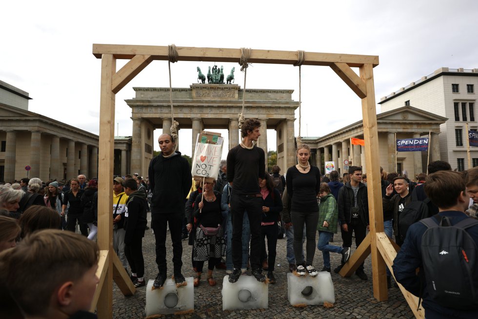 En Berlín, Alemania, tres jóvenes simulan colgarse de una horca para denunciar "la juventud sin futuro". En Berlín, Alemania, tres jóvenes simulan colgarse de una horca para denunciar "la juventud sin futuro".