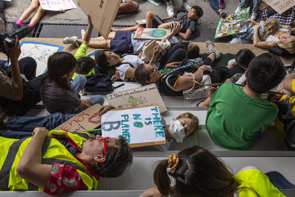 En Bangkok, Tailandia, jóvenes y mayores se echan al suelo para denunciar la necesidad de tomar medidas urgenes para frenar el cambio climático. En Bangkok, Tailandia, jóvenes y mayores se echan al suelo para denunciar la necesidad de tomar medidas urgenes para frenar el cambio climático.