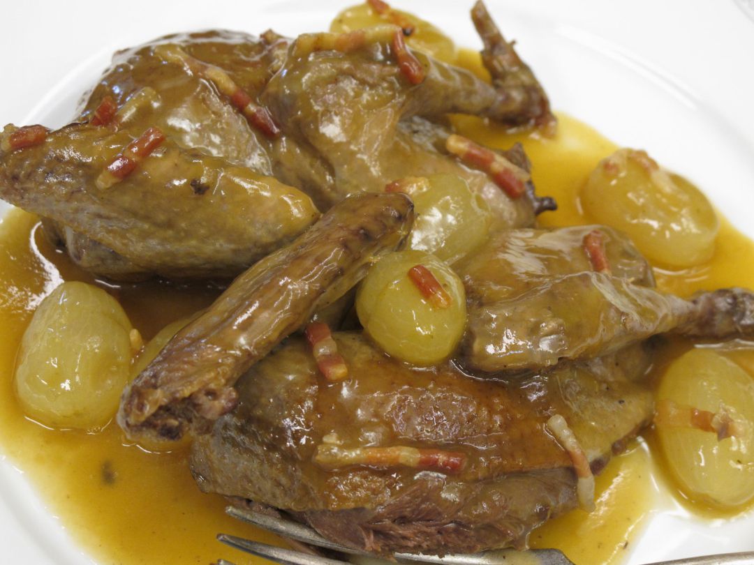 Pichones con uvas. Pichones con uvas.
