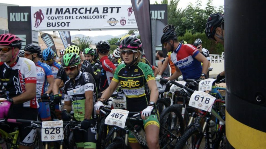 700 'forajidos' participan en la marcha de bicicleta de montaña de Busot