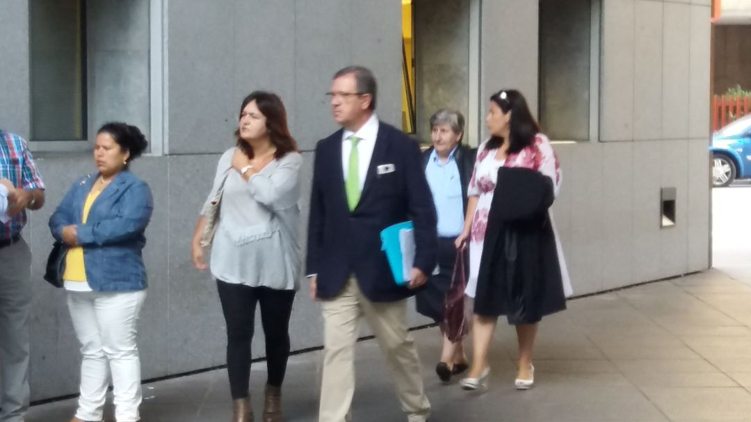 Otero (segunda por la derecha) acompañada de su abogada Ana María Díaz. La precede otra de las condenadas, la funcionaria Marta Renedo, con su letrado defensor. Otero (segunda por la derecha) acompañada de su abogada Ana María Díaz. La precede otra de las condenadas, la funcionaria Marta Renedo, con su letrado defensor.