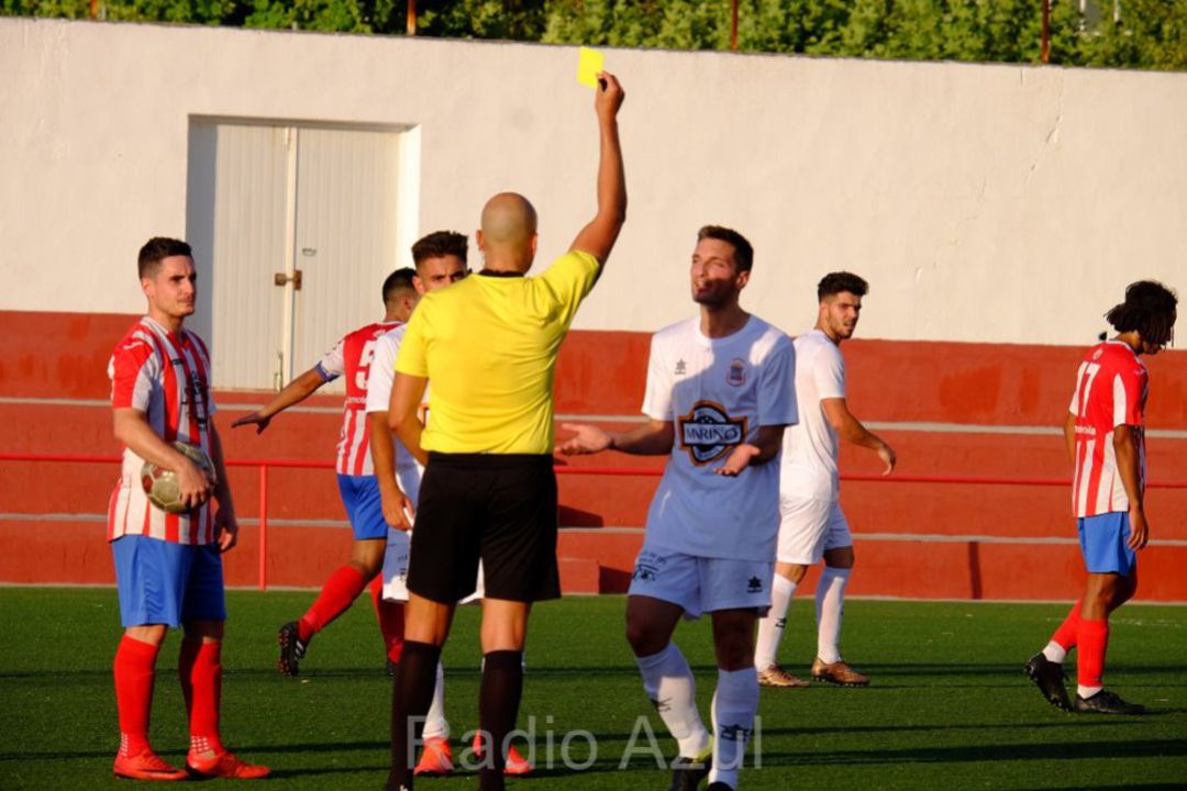 Un árbitro de fútbol de La Mancha se expulsa a si mismo de lo malo que era Un árbitro de fútbol de La Mancha se expulsa a si mismo de lo malo que era