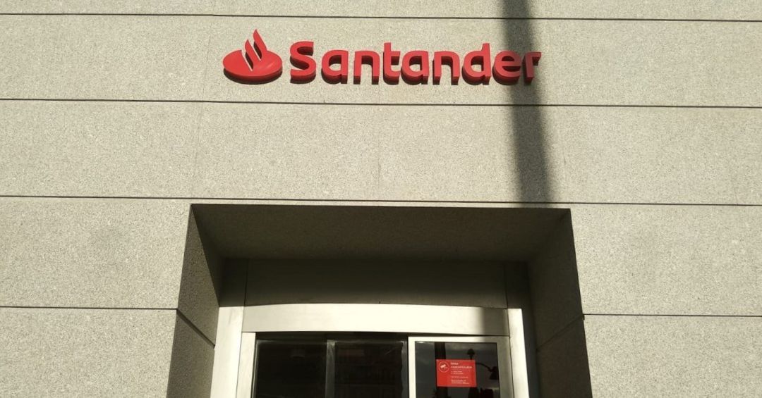 Una oficina de Banco Santander. Una oficina de Banco Santander.