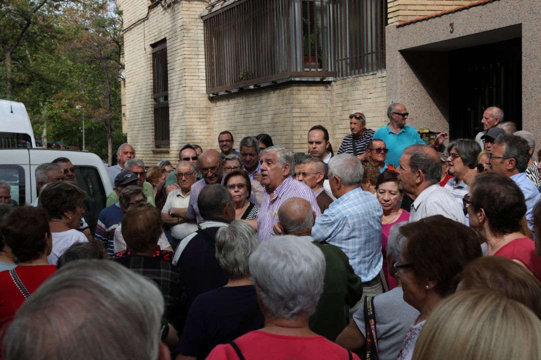 Más Madrid visita el barrio de Orcasitas para reunirse con vecinos que tienen amianto en el tejado de sus viviendas
Más Madrid visita el barrio de Orcasitas para reunirse con vecinos que tienen amianto en el tejado de sus viviendas