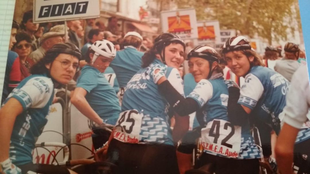 La ciclista Montserrat Torres con sus compañeras en una prueba ciclista La ciclista Montserrat Torres con sus compañeras en una prueba ciclista