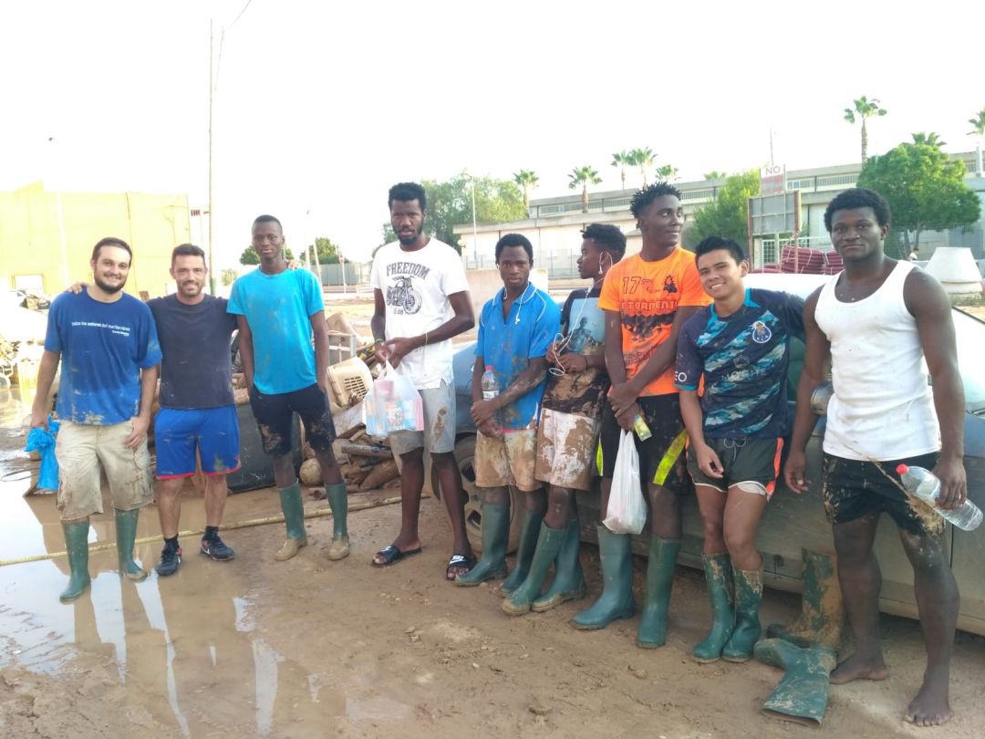 Acto de racismo contra unos voluntarios que ayudaban a los vecinos afectados por las riadas Acto de racismo contra unos voluntarios que ayudaban a los vecinos afectados por las riadas