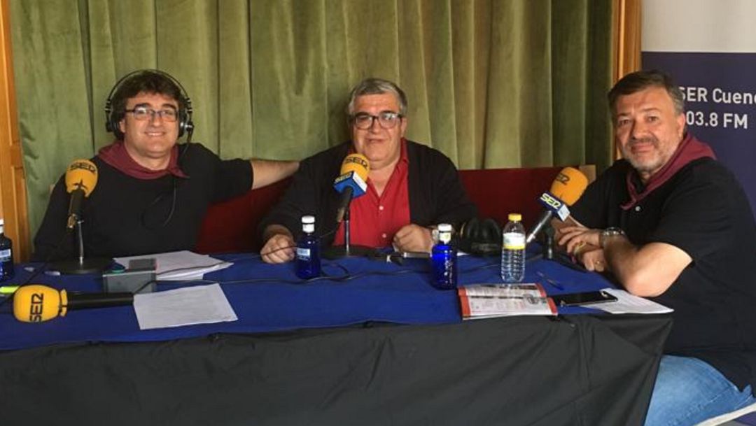 Paco Auñón, director de Hoy por Hoy Cuenca, el colaborador José Vicente Ávila, y el alcalde de la ciudad Darío Dolz. Paco Auñón, director de Hoy por Hoy Cuenca, el colaborador José Vicente Ávila, y el alcalde de la ciudad Darío Dolz.