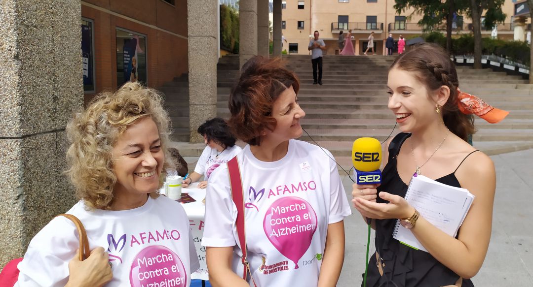 A pie de calle 20-09-2019 - Mesas informativas del Día mundial del Alzheimer situadas en la plaza de pradillo de Móstoles A pie de calle 20-09-2019 - Mesas informativas del Día mundial del Alzheimer situadas en la plaza de pradillo de Móstoles