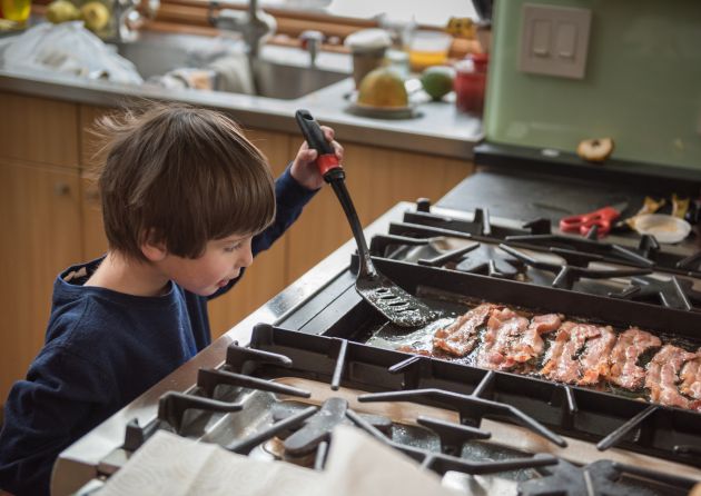 Fomentar la autonomía en la cocina, con la supervisión de un adulto, es una buena idea. Fomentar la autonomía en la cocina, con la supervisión de un adulto, es una buena idea.