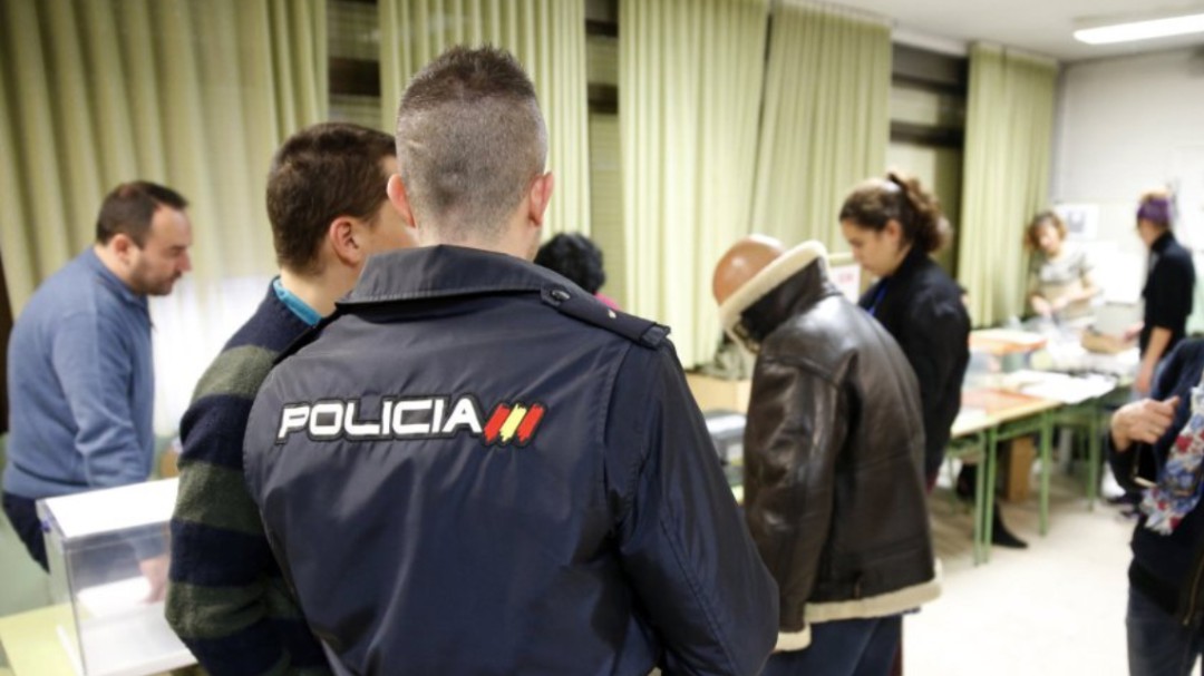Condenada por agredir a dos policías en un colegio electoral en las generales de 2015