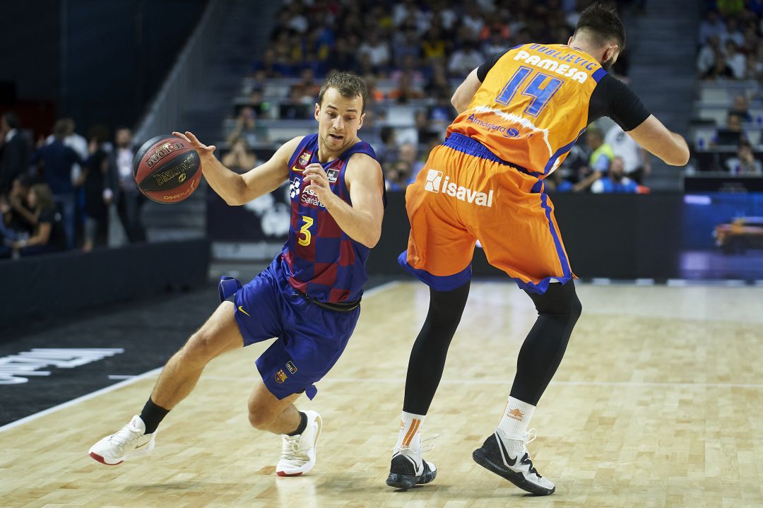 Kevin Pangos, jugador del Barcelona, y Bojan Dubljevic, del Valencia Basket, durante las semifinales de la Supercopa Kevin Pangos, jugador del Barcelona, y Bojan Dubljevic, del Valencia Basket, durante las semifinales de la Supercopa