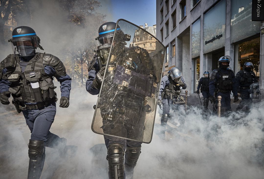 Policía dispersa a manifestantes con gas lacrimógeno en París. Policía dispersa a manifestantes con gas lacrimógeno en París.