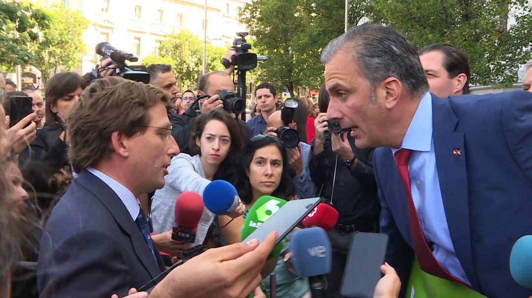 El alcalde de Madrid, José Luis Martínez- Almeida, se enfrenta a Vox por una pancarta que niega la violencia de género El alcalde de Madrid, José Luis Martínez- Almeida, se enfrenta a Vox por una pancarta que niega la violencia de género