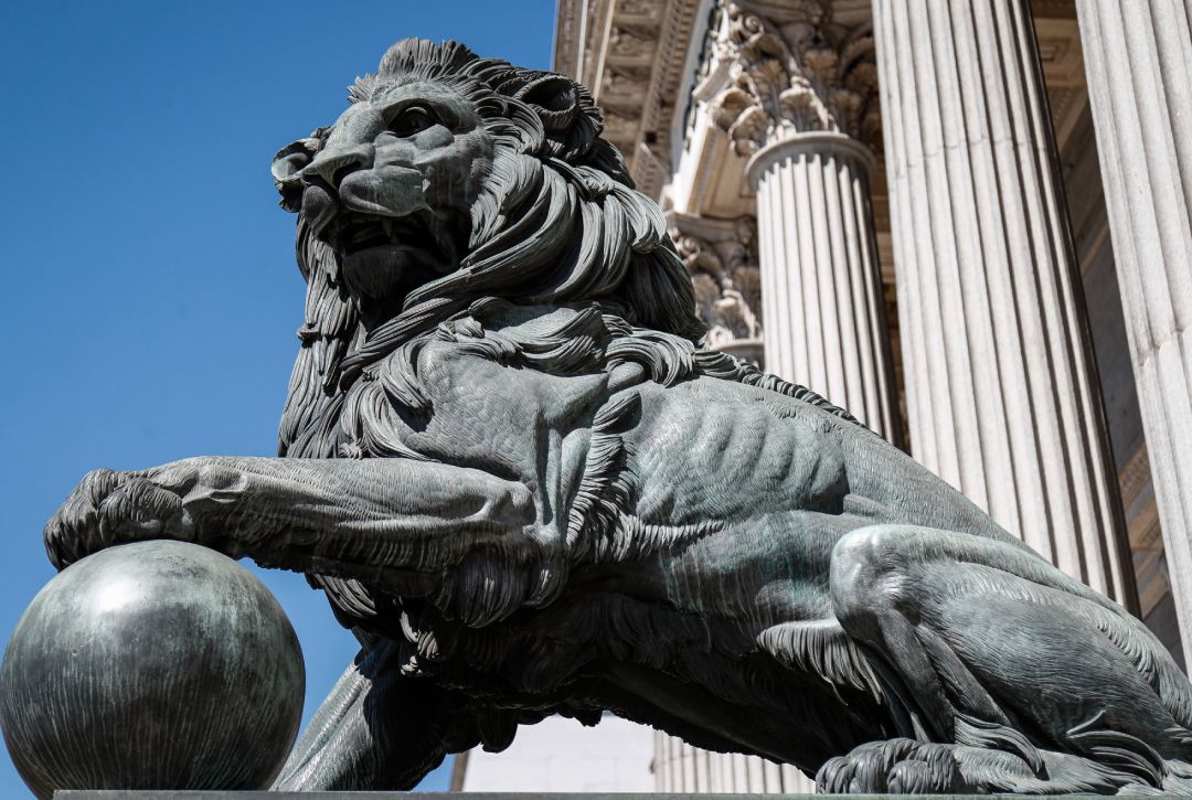 Uno de los leones de la fachada del Congreso de los Diputados Uno de los leones de la fachada del Congreso de los Diputados