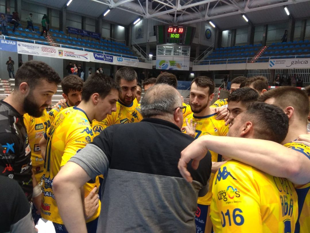 Piña de la plantilla amarilla tras ganar en Pontevedra en un encuentro casi perfecto. Piña de la plantilla amarilla tras ganar en Pontevedra en un encuentro casi perfecto.