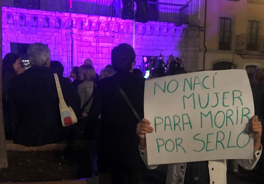 Ponferrada se suma a "la noche violeta" para declarar la emergencia feminista