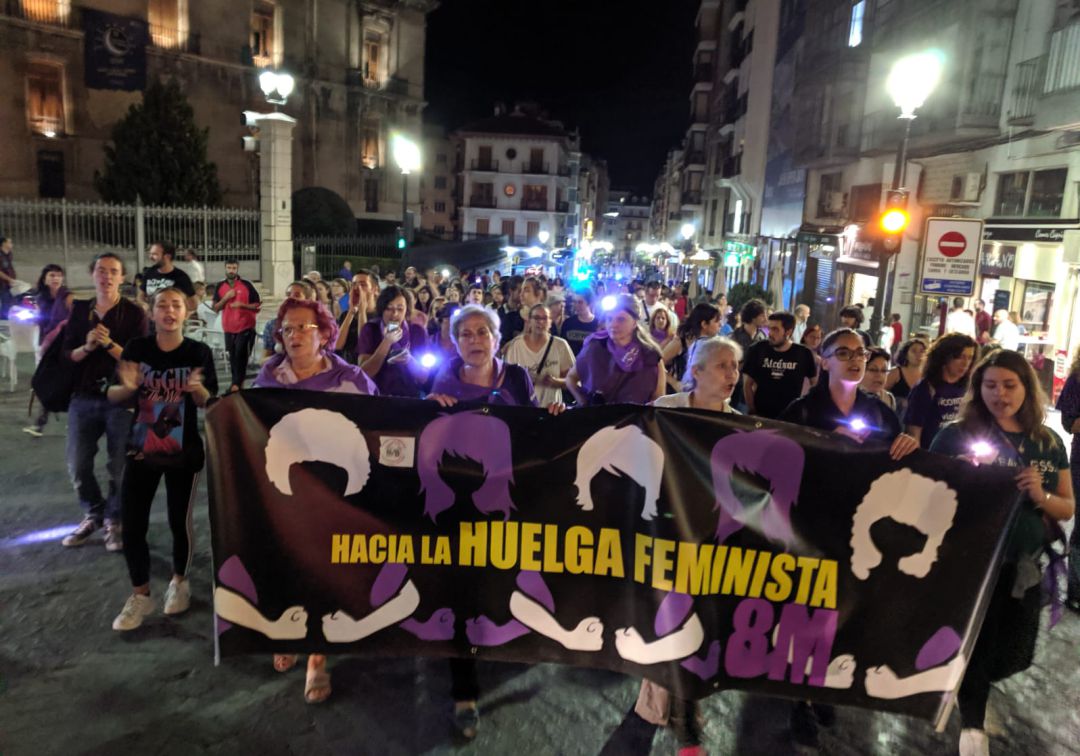 Cerca de un millar de personas apoyan en Jaén al movimiento feminista