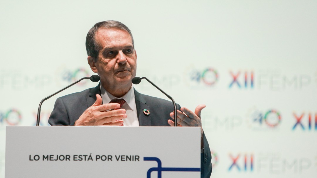 Abel Caballero advierte que los Ayuntamientos no aceptarán competencias que cedan las CC.AA. si no les dan los recursos