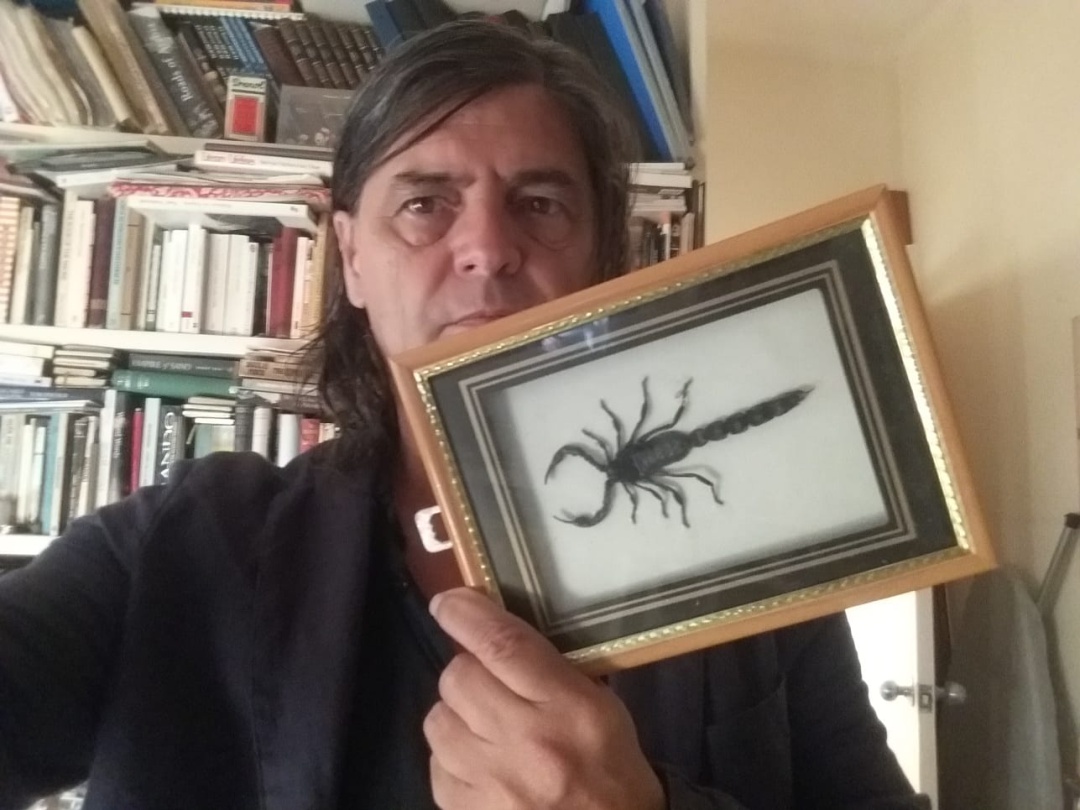 Jacinto Antón con un escorpión Jacinto Antón con un escorpión