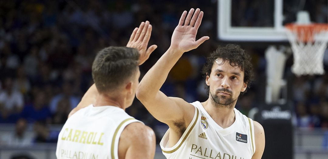 Llull y Carroll se chocan las manos durante el partido Llull y Carroll se chocan las manos durante el partido