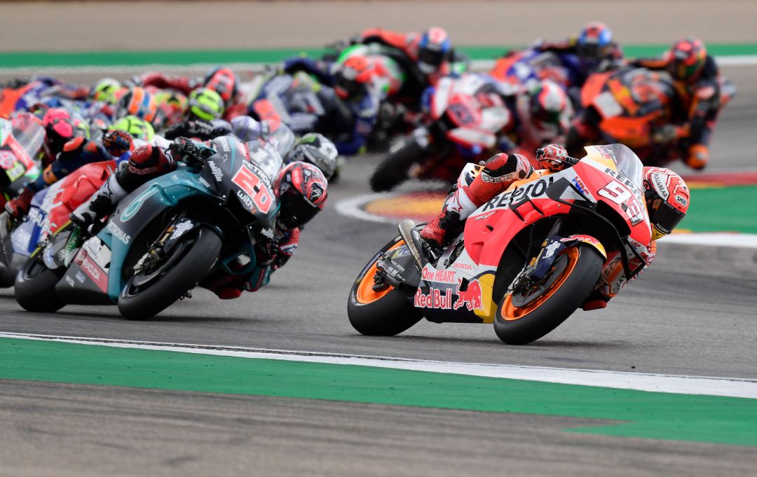 Marc Márquez liderando la carrera en el Circuito de Motorland. Marc Márquez liderando la carrera en el Circuito de Motorland.