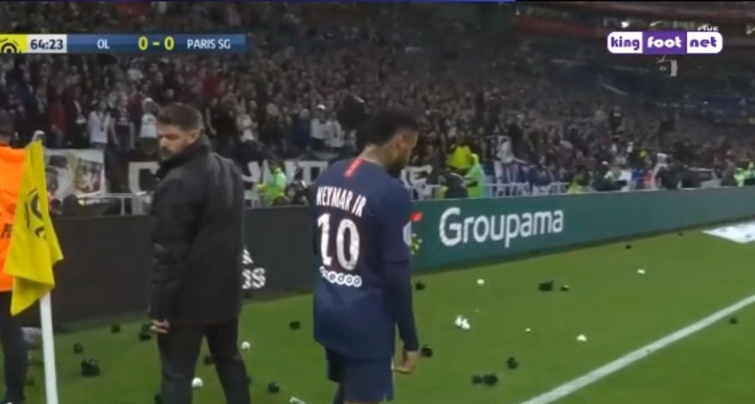 Neymar, en el momento en el que trataba de ejecutar un saque de esquina Neymar, en el momento en el que trataba de ejecutar un saque de esquina