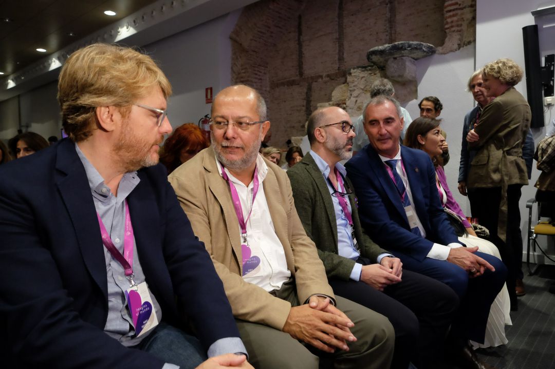 Francisco Igea conversa con el alcalde accidental, Jesús García Zamora, durante su estancia en Segovia para el HAy Festival Francisco Igea conversa con el alcalde accidental, Jesús García Zamora, durante su estancia en Segovia para el HAy Festival