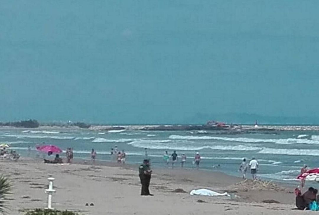 Uno de los fallecidos esta mañana por ahogamiento en la playa de Oliva Uno de los fallecidos esta mañana por ahogamiento en la playa de Oliva