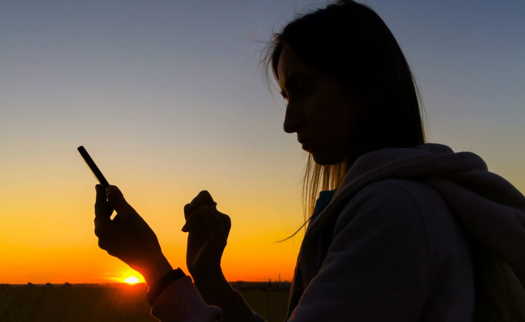 Una mujer utilizando su teléfono móvil. Una mujer utilizando su teléfono móvil.