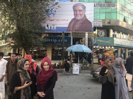 Kabulíes esperan transporte ante un cartel electoral Kabulíes esperan transporte ante un cartel electoral