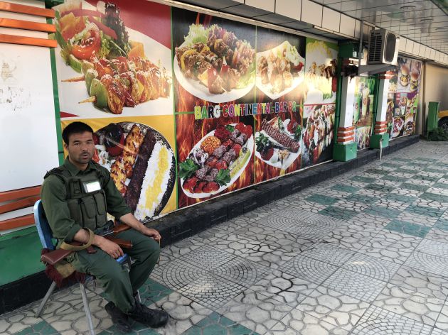 Un guardia de seguridad custodia un restaurante en el centro de Kabul Un guardia de seguridad custodia un restaurante en el centro de Kabul