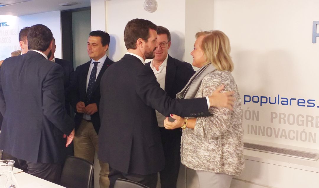 Mercedes Fernández saluda a Pablo Casado y a Alberto Núñez Feijoo antes de comenzar el Comité Ejecutivo Nacional en el que se ha formalizado su dimisión como presidenta del PP de Asturias Mercedes Fernández saluda a Pablo Casado y a Alberto Núñez Feijoo antes de comenzar el Comité Ejecutivo Nacional en el que se ha formalizado su dimisión como presidenta del PP de Asturias