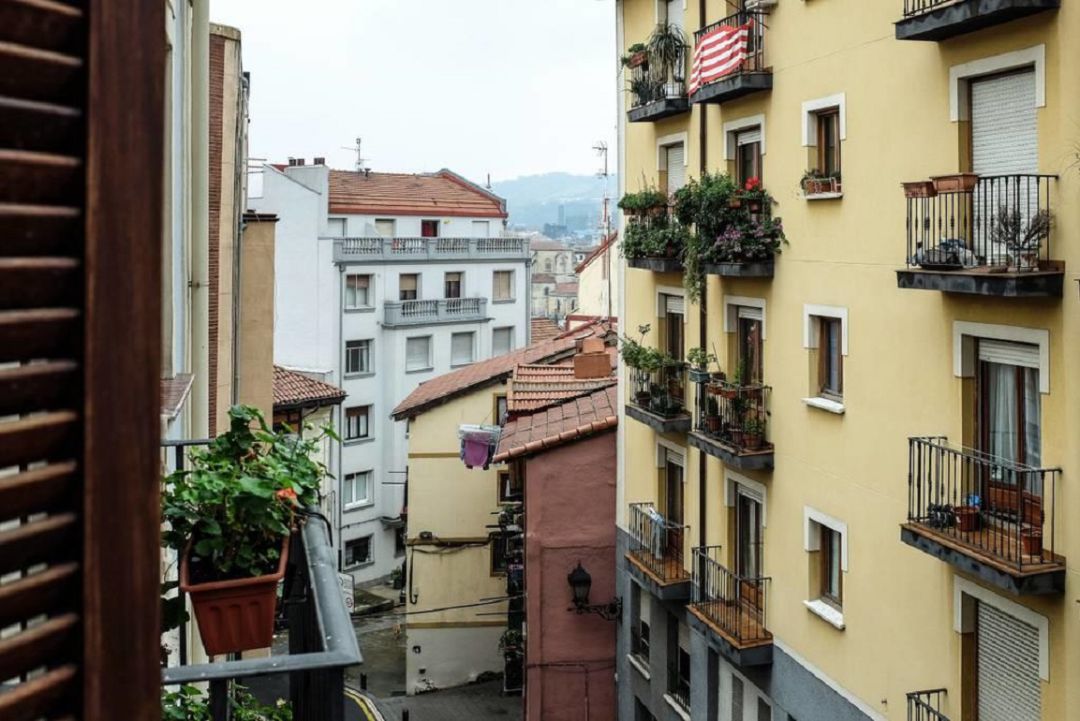 Tres detenidos por violar a una joven durante tres días en un piso de Bilbao Tres detenidos por violar a una joven durante tres días en un piso de Bilbao