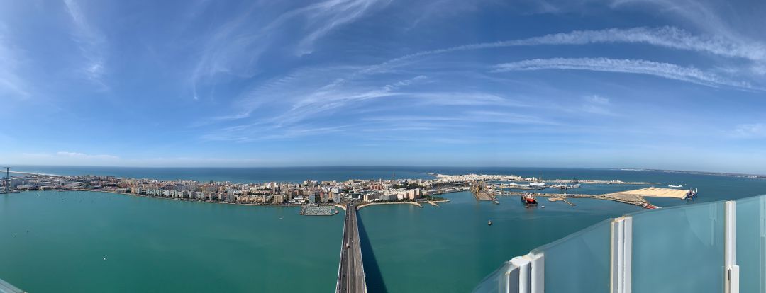 Panorámica de la ciudad de Cádiz desde una de las torres del segundo puente sobre la bahía gaditana Panorámica de la ciudad de Cádiz desde una de las torres del segundo puente sobre la bahía gaditana