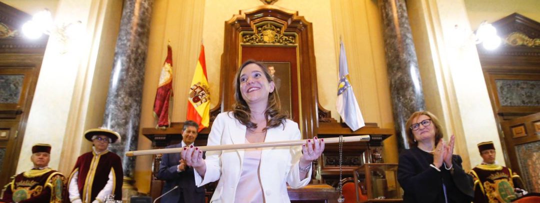 Inés Rey con el bastón de mando el día que fue nombrada alcaldesa. Foto de archivo Inés Rey con el bastón de mando el día que fue nombrada alcaldesa. Foto de archivo