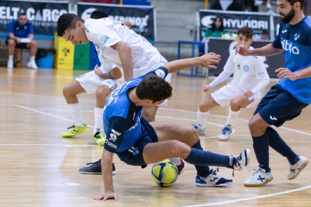 Adri Pirata, que acabaría expulsado, en el duelo ante el Alzira Adri Pirata, que acabaría expulsado, en el duelo ante el Alzira