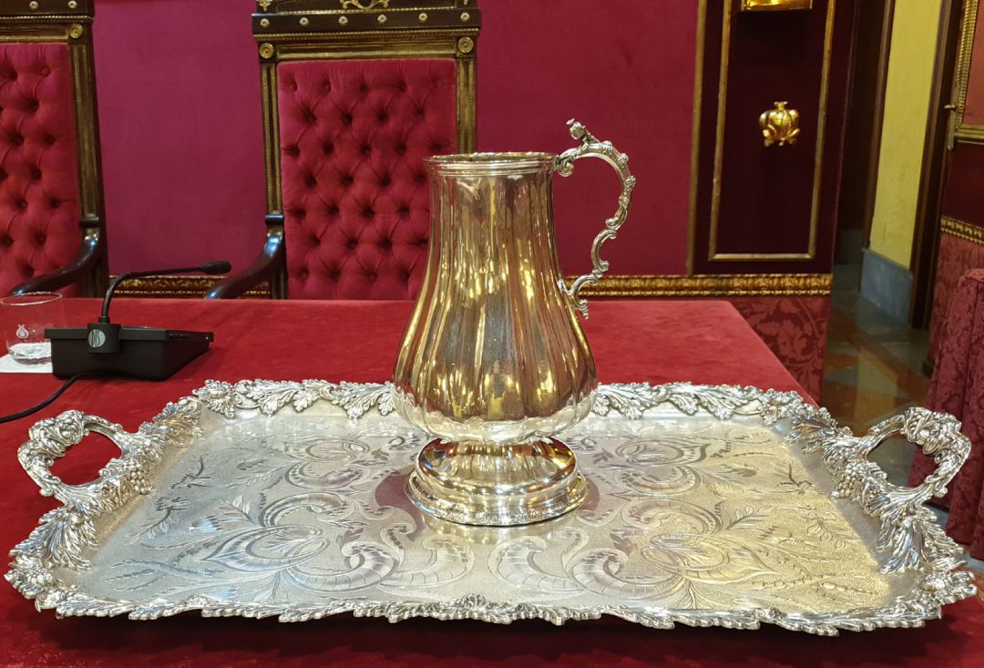Jarra de los Caballeros XXIV del hace más de 450 años en la que se depositan los votos para la elección, aún hoy, del alcalde de Granada. Se utiliza en casa pleno de investidura Jarra de los Caballeros XXIV del hace más de 450 años en la que se depositan los votos para la elección, aún hoy, del alcalde de Granada. Se utiliza en casa pleno de investidura