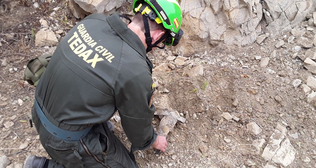 Un agente desactiva uno de los explosivos encontrados. Un agente desactiva uno de los explosivos encontrados.