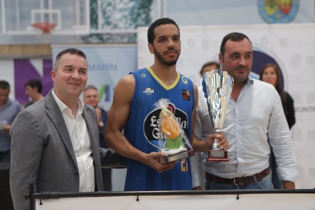 En la final de la Copa Galicia, el Obradoiro equipo de la liga ACB, se imponía al Club Ourense Baloncesto por 89- 65 En la final de la Copa Galicia, el Obradoiro equipo de la liga ACB, se imponía al Club Ourense Baloncesto por 89- 65