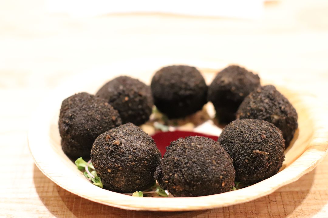 Croquetas de calamar en pan negro con salsa hoisin de fresa Croquetas de calamar en pan negro con salsa hoisin de fresa